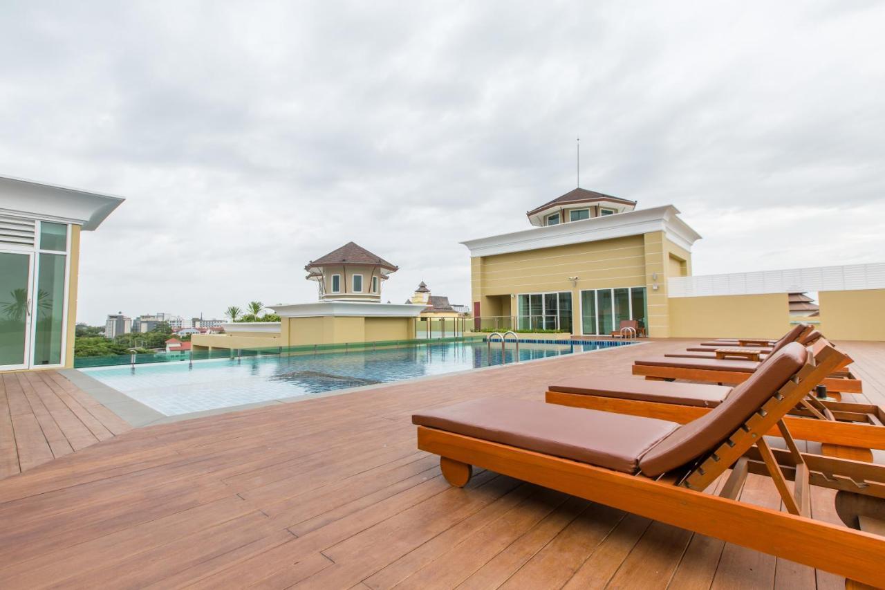 Crystal Palace Luxury Hotel Pattaya Exterior photo