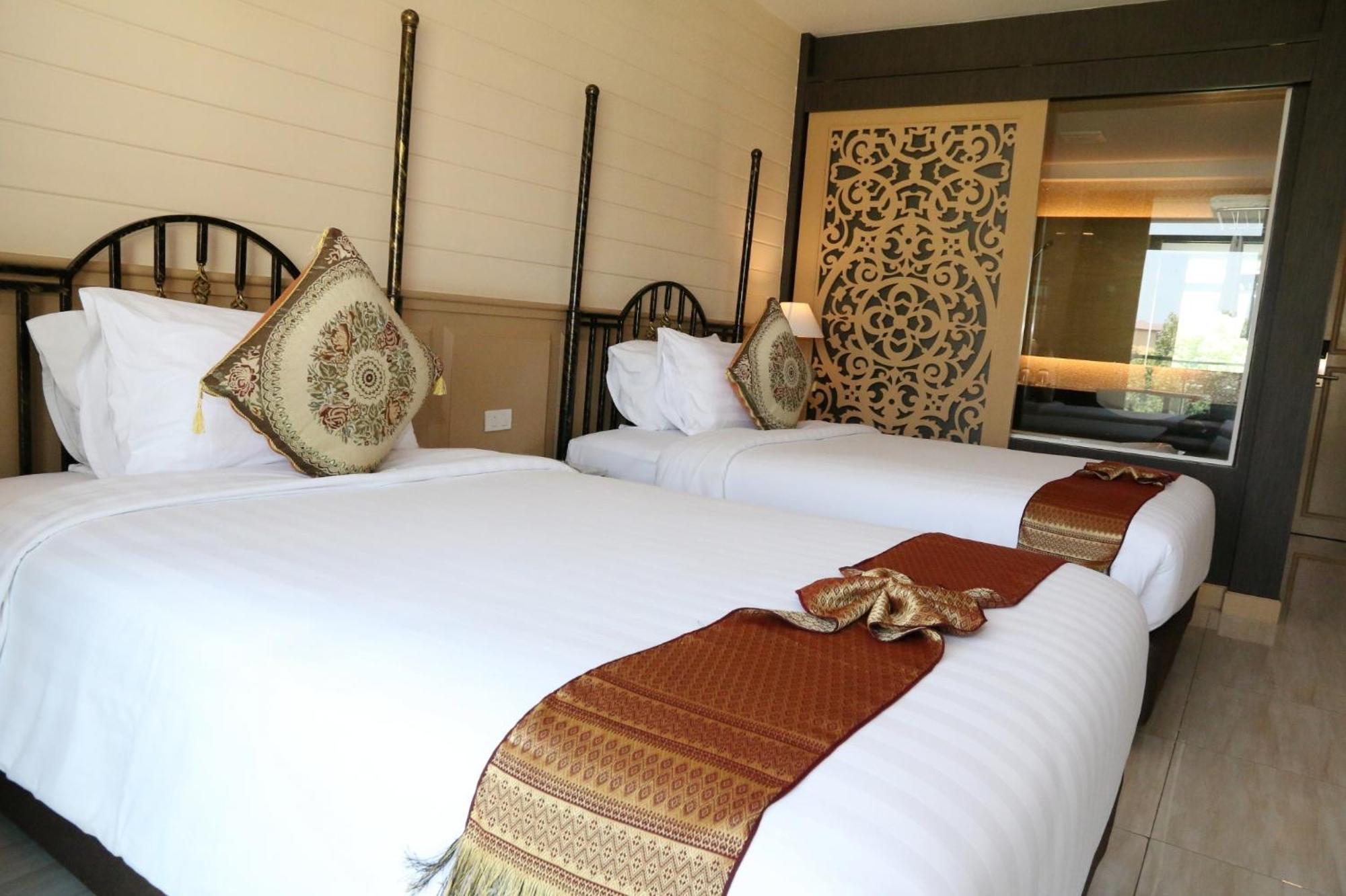 Crystal Palace Luxury Hotel Pattaya Exterior photo